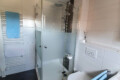 Dusche und Toilette im Bad 1