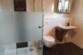 Dusche, Toilette und Waschbecken in Bad 1