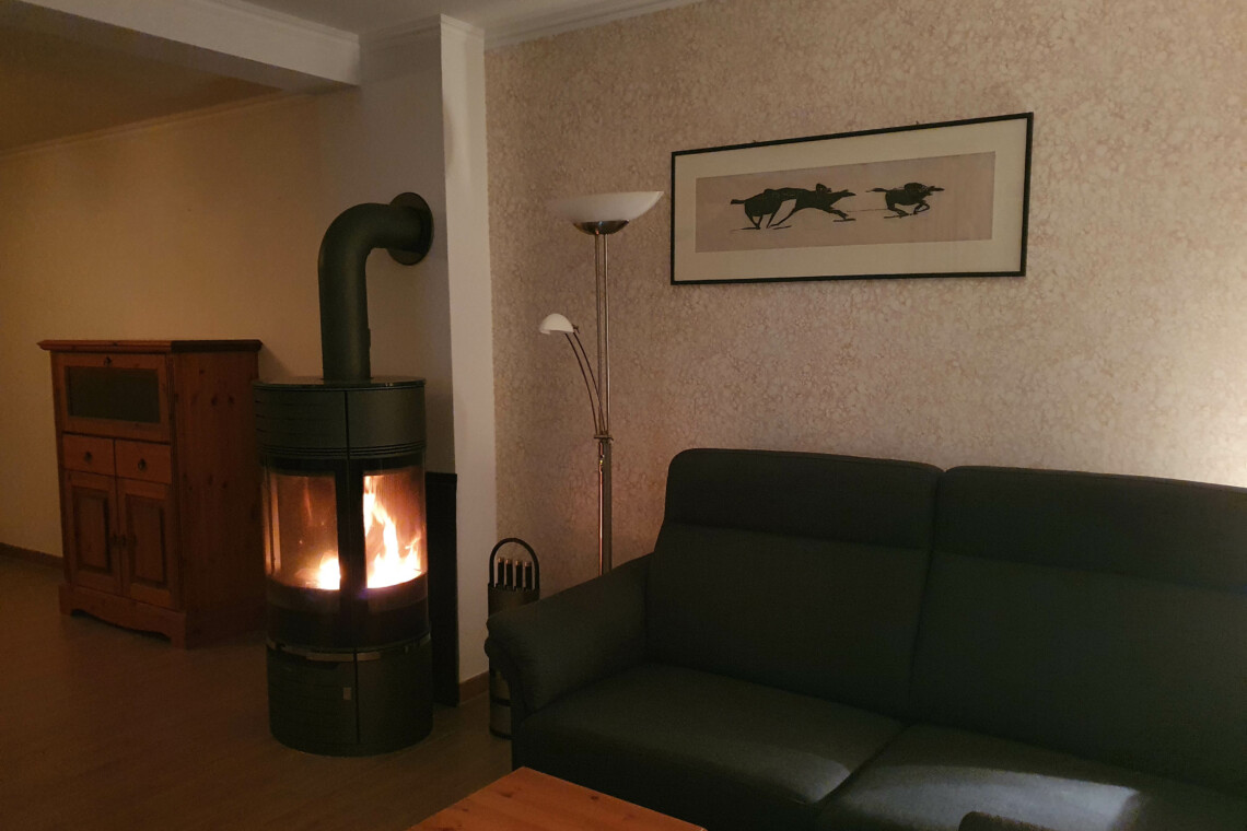 Brennender Ofen im Wohnzimmer